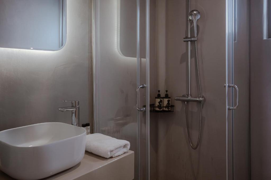 Kúpeľňa v ubytovaní Amal Kythnos Suites