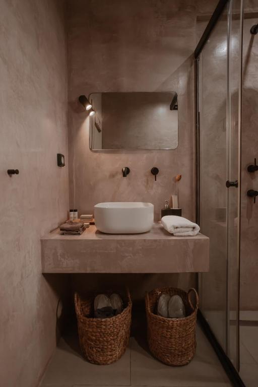 Kúpeľňa v ubytovaní Amal Kythnos Suites