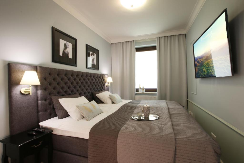 ein Hotelzimmer mit einem Bett und einem Tablett darauf in der Unterkunft Apartament Dworcowa 13 in Bydgoszcz