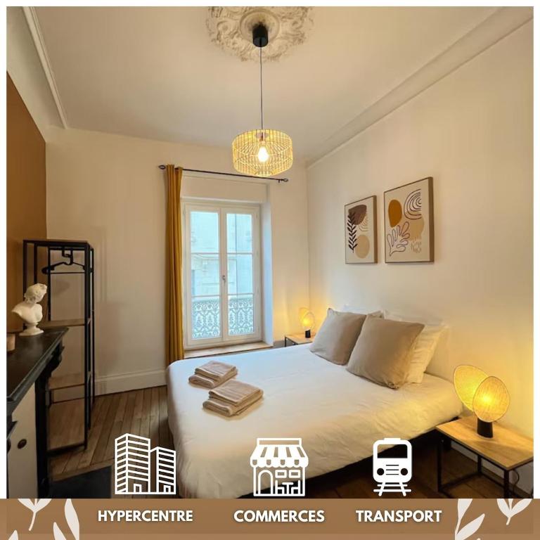 une chambre avec un grand lit et une fenêtre dans l'établissement Le César XVII - Hypercentre, à Angers