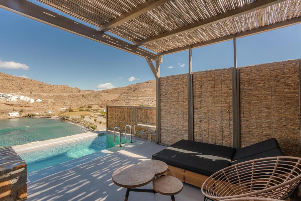 Bazén v ubytování Amal Kythnos Suites nebo v jeho okolí