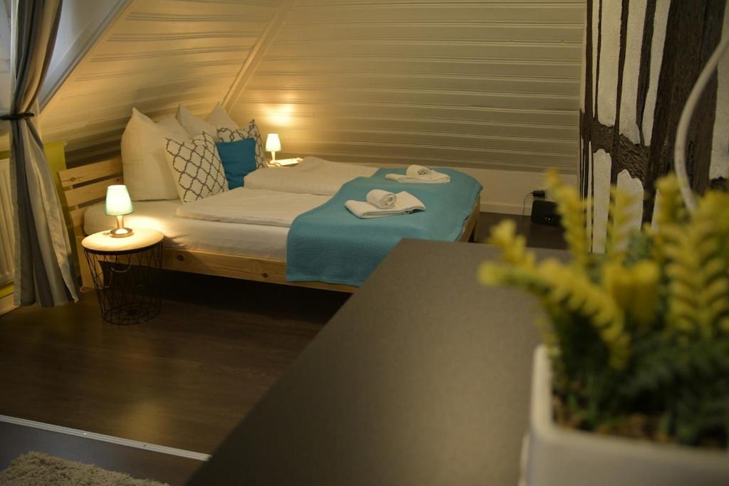 ヘール・グレンツハウゼンにあるStilvolle Altbauwohnung, Apartment Schlaf & gutのベッドとタオル2枚のある寝室