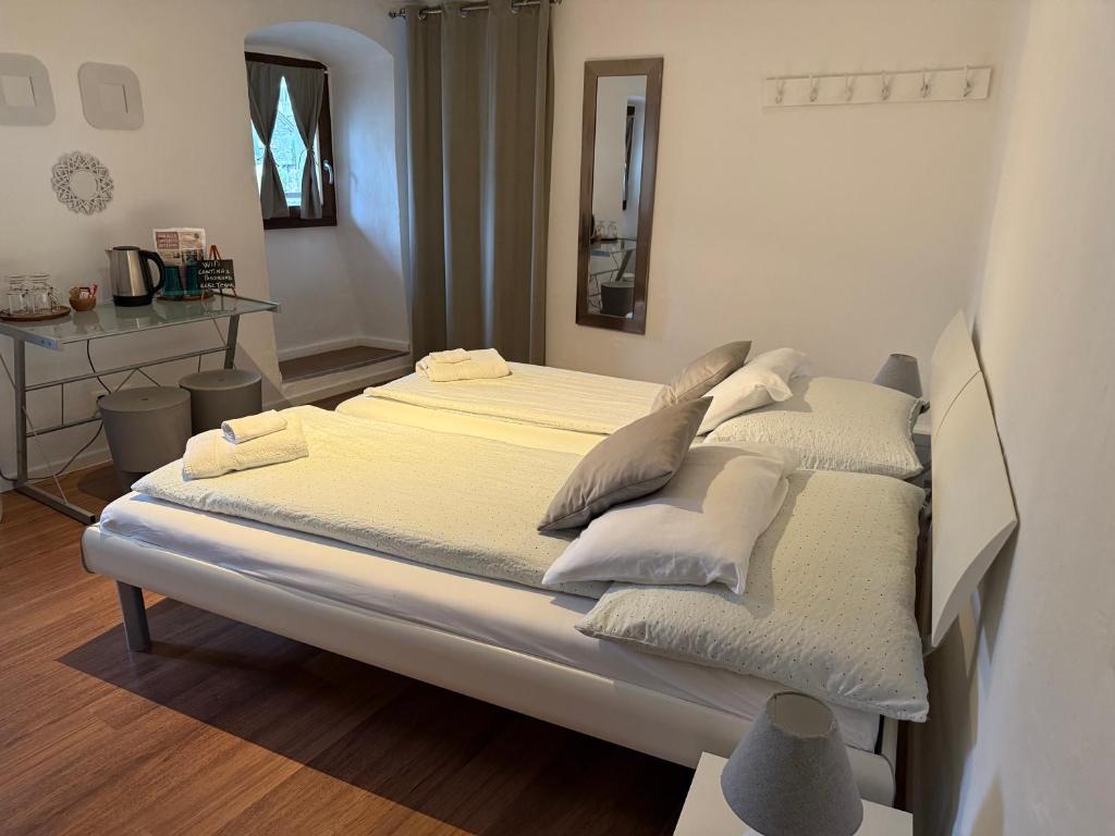 Postel nebo postele na pokoji v ubytování B&B ALLA PIAZZETTA DI TEGNA