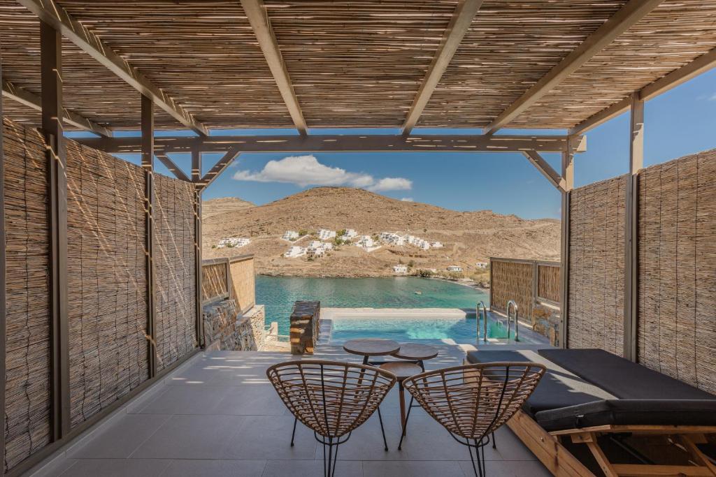 Bazén v ubytovaní Amal Kythnos Suites alebo v jeho blízkosti