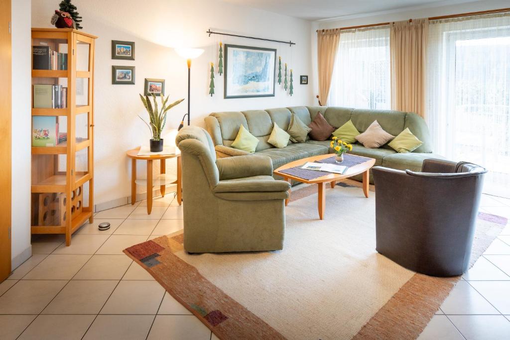 een woonkamer met een bank en een tafel bij Ferienwohnung Tannenblick 4-3 in Oberhof