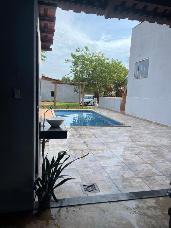 a view of a swimming pool from a house at Casa aconchegante e espaçosa in Palmas