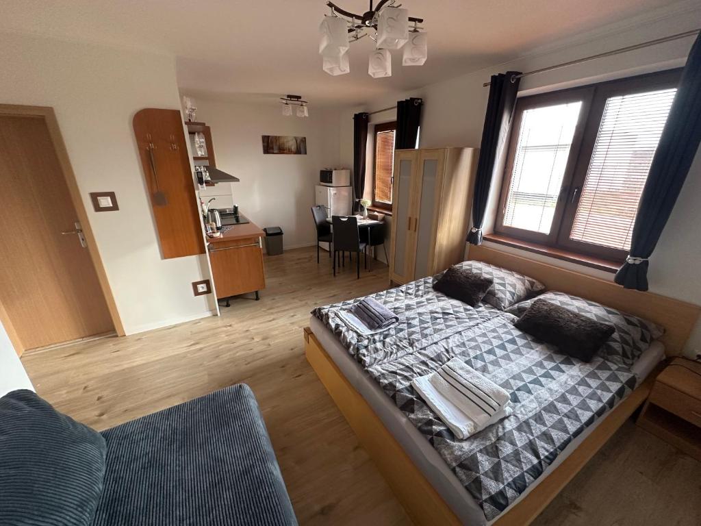 Postel nebo postele na pokoji v ubytování Apartmán LOSONCI Nesvady- pre 2 osoby štúdio