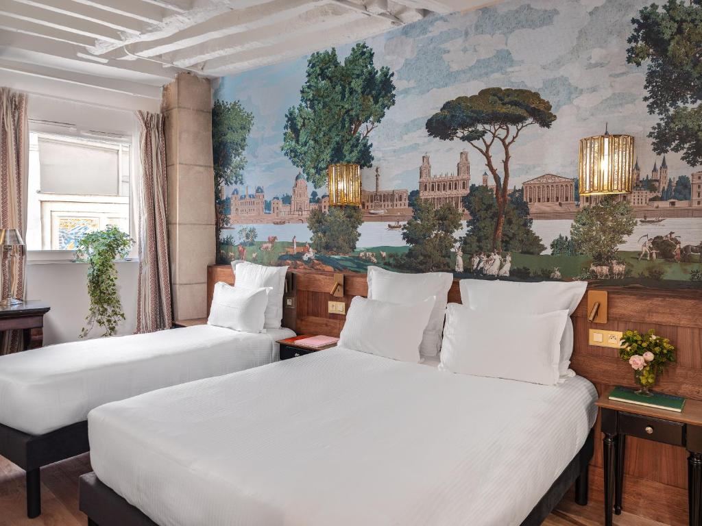 Postel nebo postele na pokoji v ubytování Hotel Madeleine De Senlis