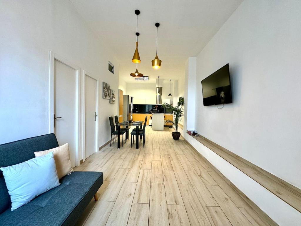 a living room with a couch and a dining room at Encanto Mediterráneo en Alicante in Alicante