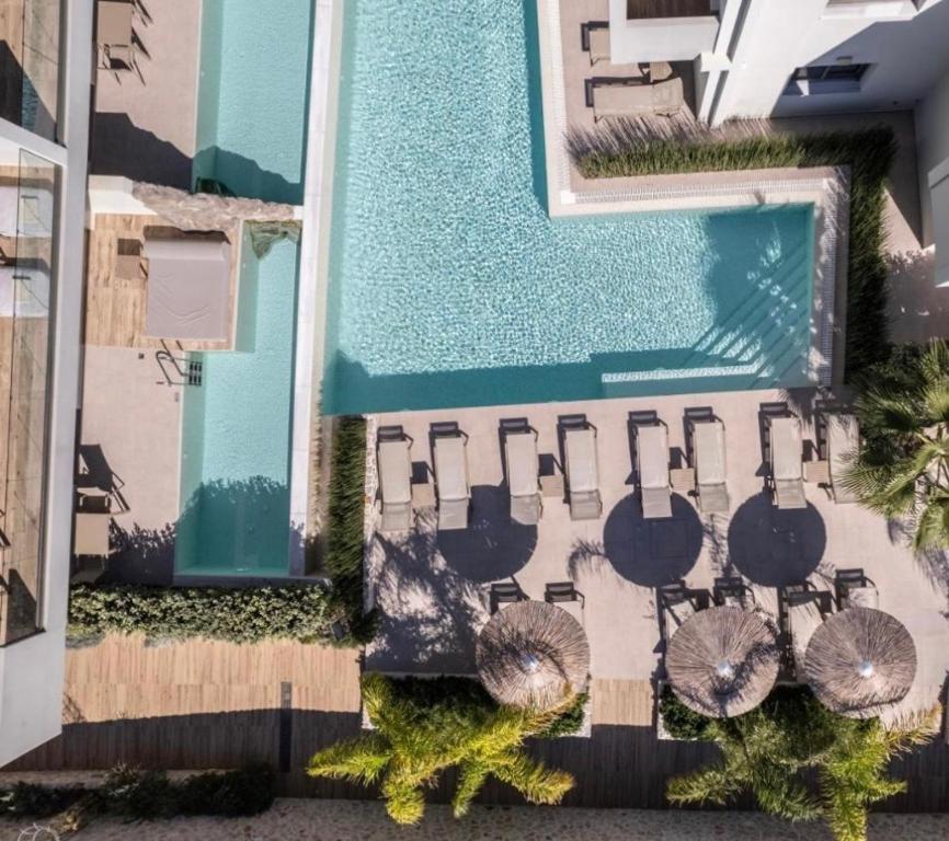 widok na basen ze sprzętem do grillowania w obiekcie Sun City Luxury Apartments w mieście Rodos