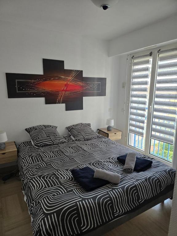 une chambre avec un grand lit avec deux oreillers dans l'établissement L'Eden - Front de MER - Centre-Ville - Parking privé, à Menton