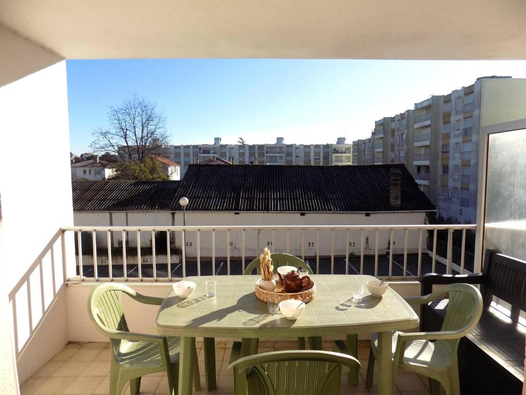 - une table sur un balcon avec un bol de nourriture dans l'établissement Saint Palais sur Mer - STUDIO - résidence LES SABLES D'OR - CENTRE VILLE, à Saint-Palais-sur-Mer