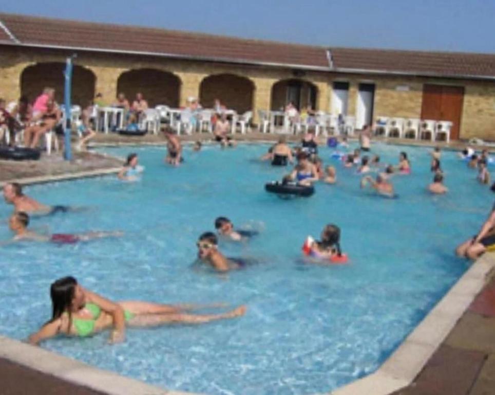un grupo de personas nadando en una piscina en Chapel St leonards Happydays beachfield, en Skegness