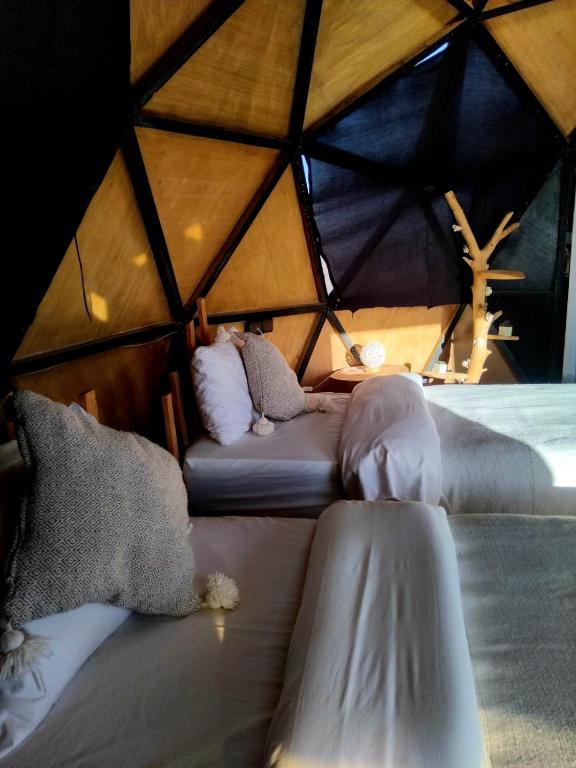 Postel nebo postele na pokoji v ubytování Tatooine Stars Camp