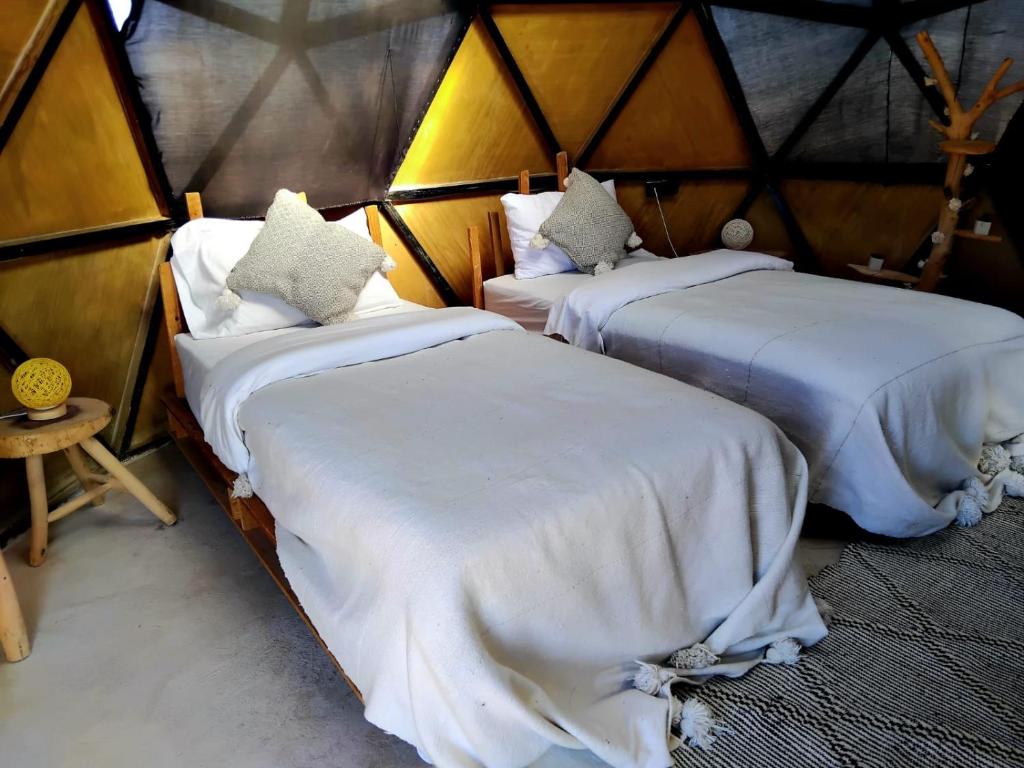Postel nebo postele na pokoji v ubytování Tatooine Stars Camp