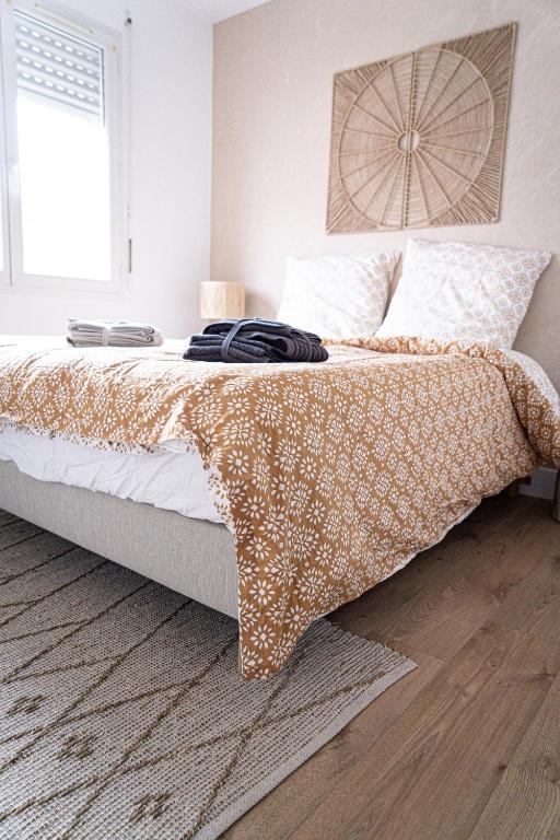 une chambre avec un lit avec une couverture dessus dans l'établissement Casa Saint Denis, à Labenne