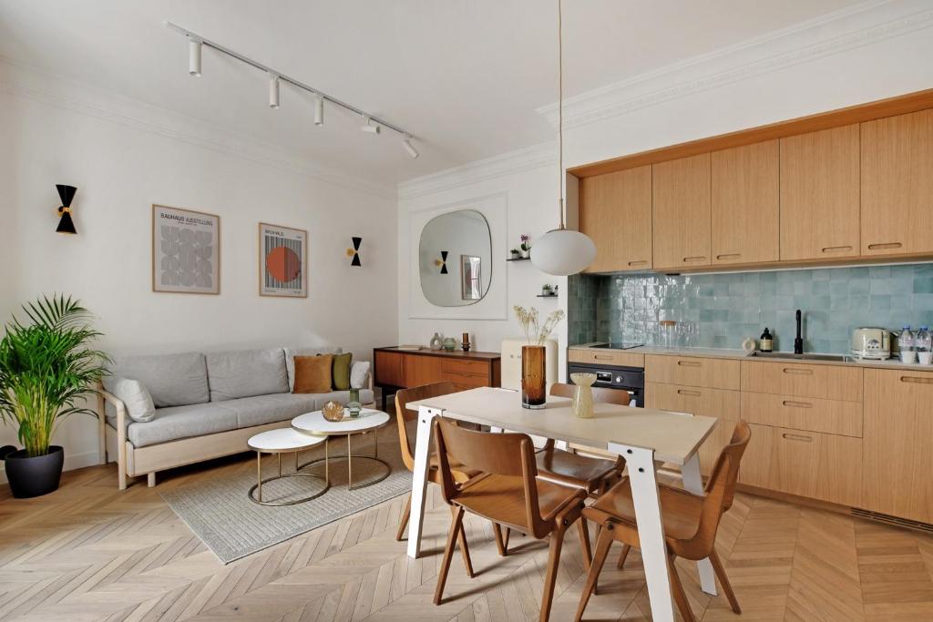 une cuisine et un salon avec une table et un canapé dans l'établissement Wonderful Apartment - Bastille, à Paris