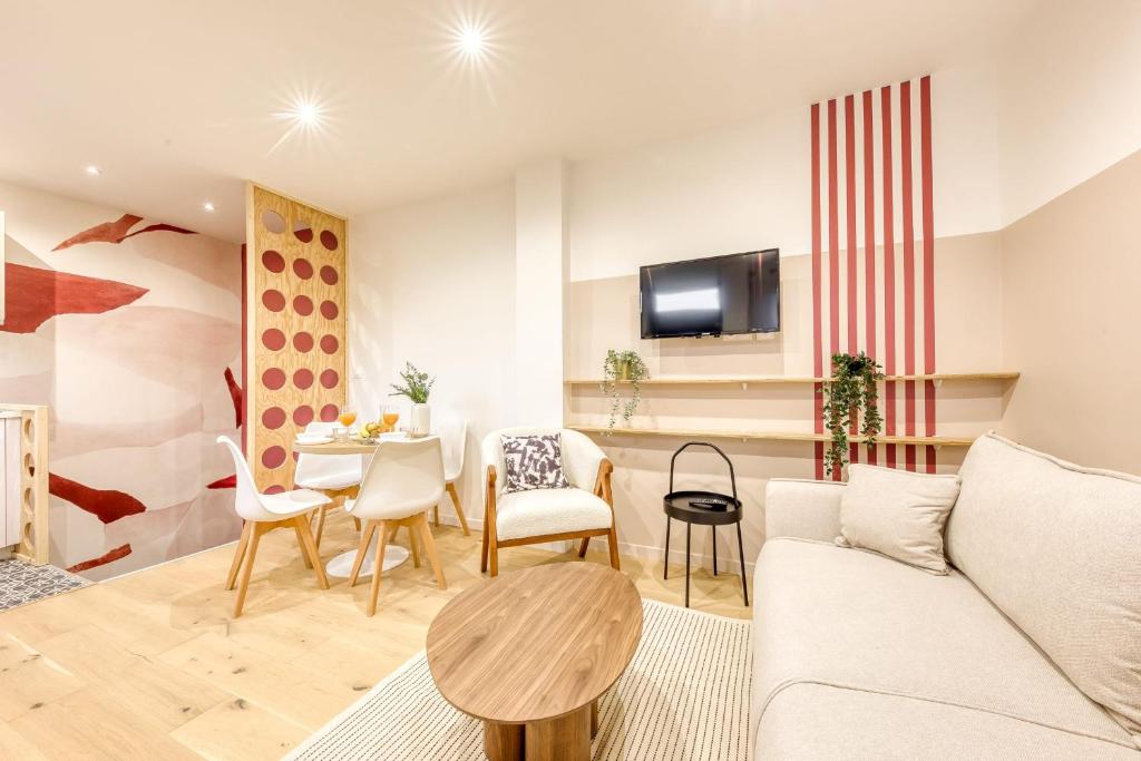 un salon avec un canapé et une table dans l'établissement Souplex home movies - Near paris - Metro 7, à Villejuif