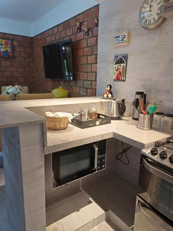 Kuchyň nebo kuchyňský kout v ubytování Aconchegante chalé completo