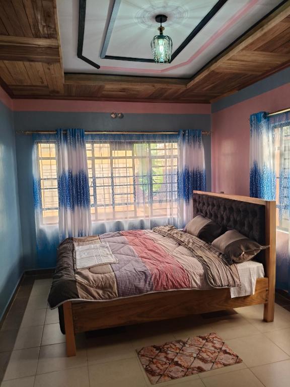 Postel nebo postele na pokoji v ubytování Balozi Homes Nyeri