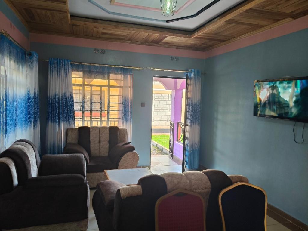 TV a/nebo společenská místnost v ubytování Balozi Homes Nyeri