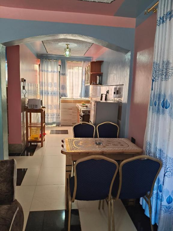 Kuchyň nebo kuchyňský kout v ubytování Balozi Homes Nyeri
