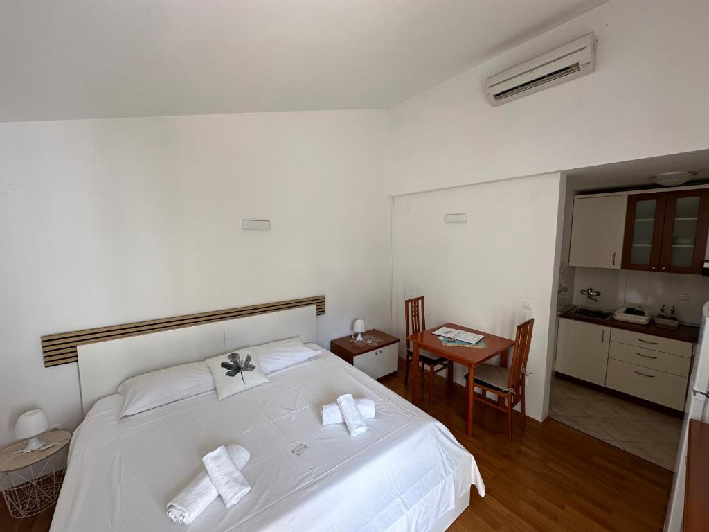 Posteľ alebo postele v izbe v ubytovaní Apartments by the sea Hvar - 4591