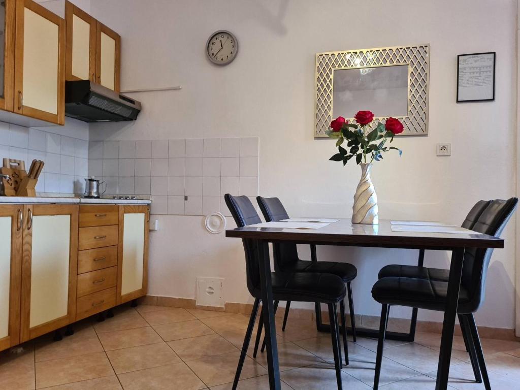 Kuchyň nebo kuchyňský kout v ubytování Apartments Bugi