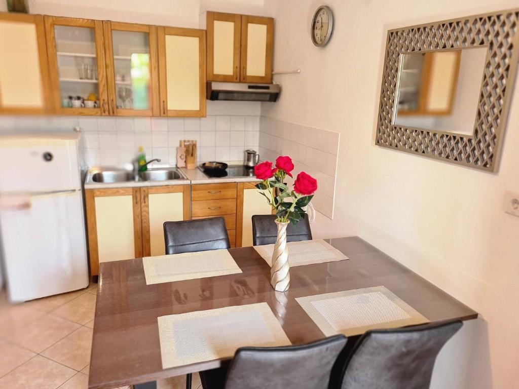 Kuchyň nebo kuchyňský kout v ubytování Apartments Bugi