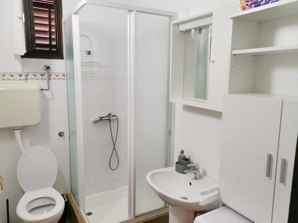 Koupelna v ubytování Apartments Bugi