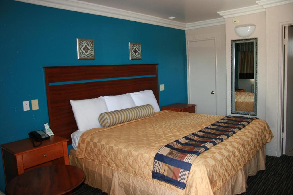 Civic Center Lodge room