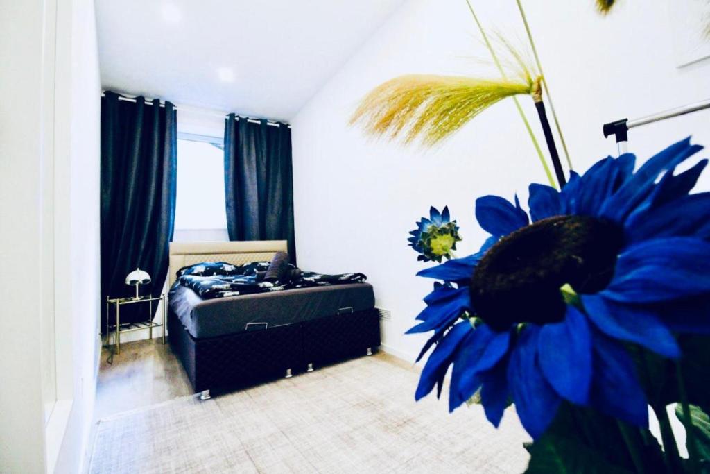 Budget-Friendly 2-Bedroom Apartment with Living Room for 5