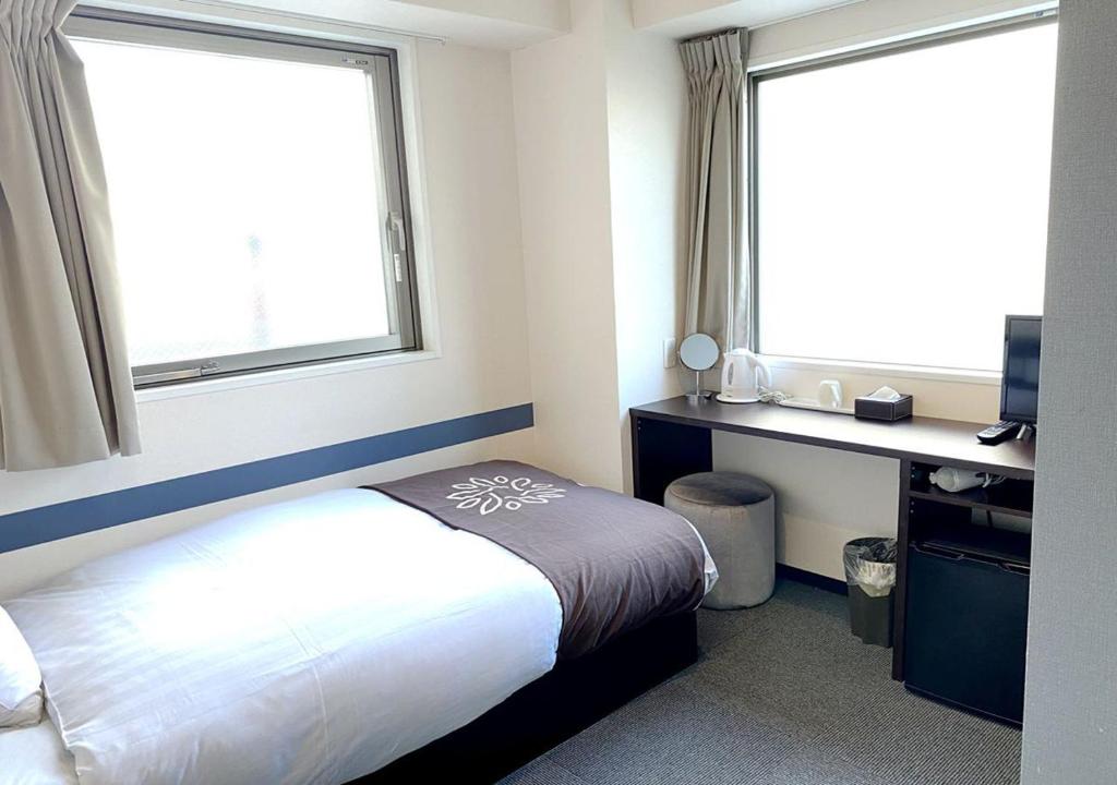 Postel nebo postele na pokoji v ubytování Floral Hotel · SakaisuJi-Honmachi Osaka