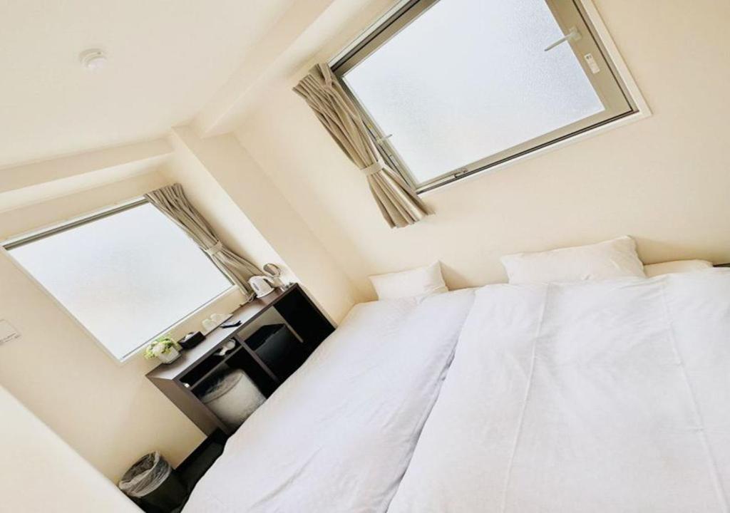 Postel nebo postele na pokoji v ubytování Floral Hotel · SakaisuJi-Honmachi Osaka