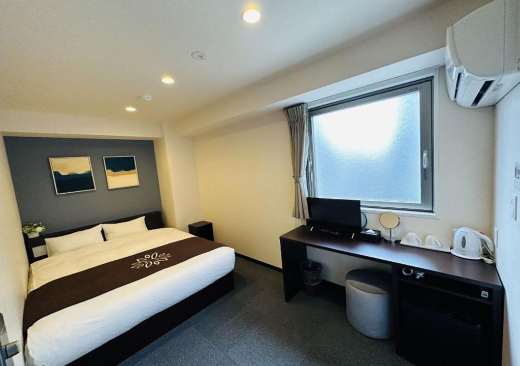 Postel nebo postele na pokoji v ubytování Floral Hotel · SakaisuJi-Honmachi Osaka