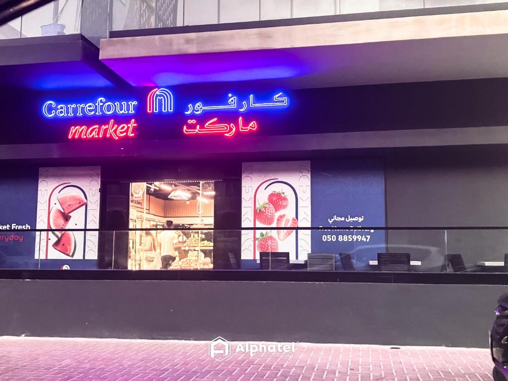 Ein Zertifikat, Auszeichnung, Logo oder anderes Dokument, das in der Unterkunft Stylish 3-bedroom plus Maid room - Villa in JVC - Dubai ausgestellt ist