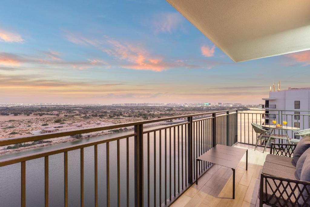 Balcone o terrazza di Abu Dhabi Premier Apt -Steps to Ferrari World & Yas Mall