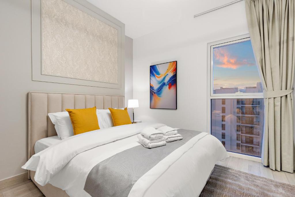 Letto o letti in una camera di Abu Dhabi Premier Apt -Steps to Ferrari World & Yas Mall