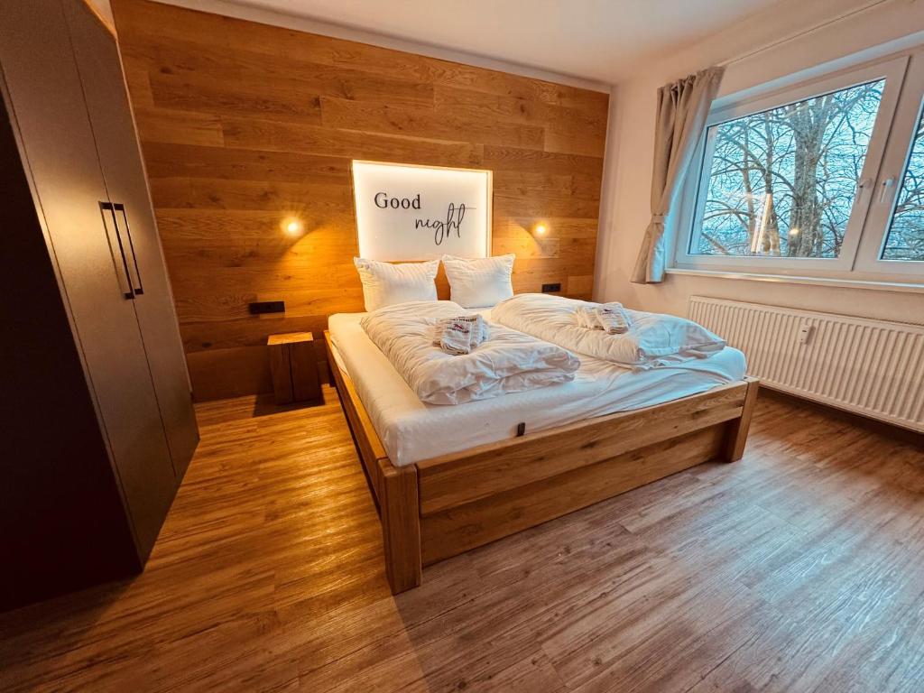 ブラウンラーゲにあるBaude IV - Löwenbaude Braunlageのベッドルーム1室(壁に看板付)