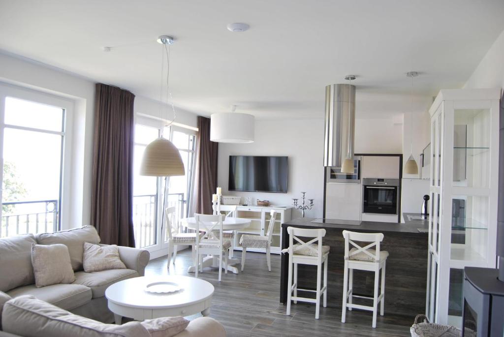 un salon avec un canapé et une table dans l'établissement Ferienresidenz Haus Vogelflug Penthouse App 15, à Fehmarn