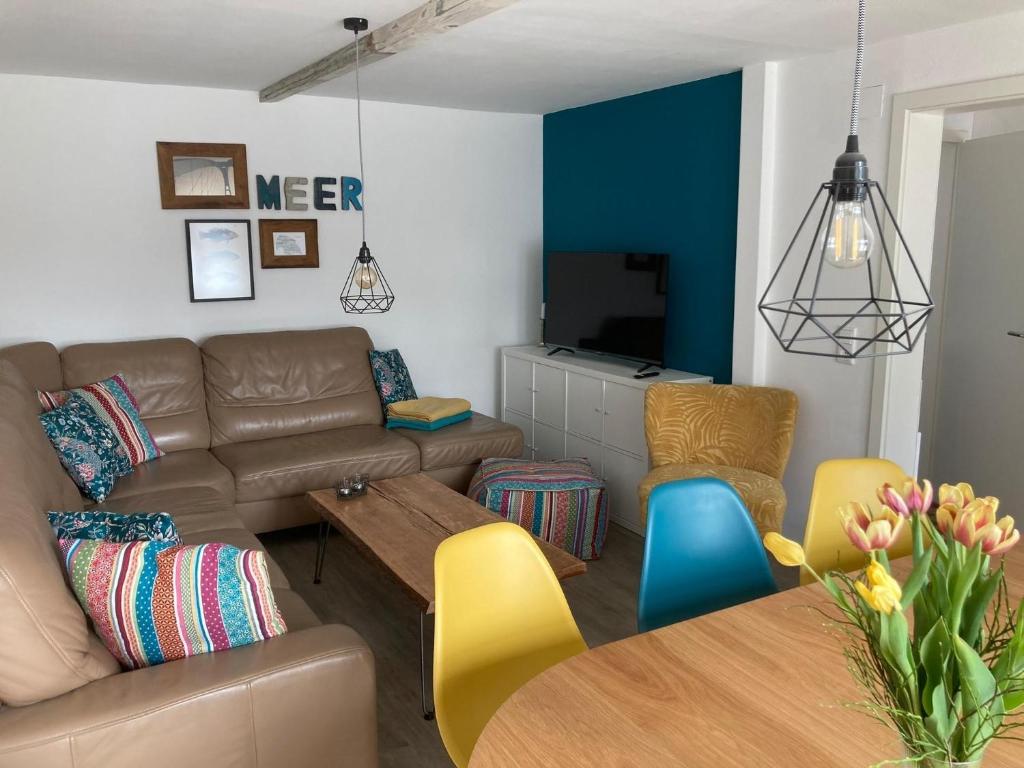a living room with a couch and a table at Kleine Meerjungfrau in Fehmarn