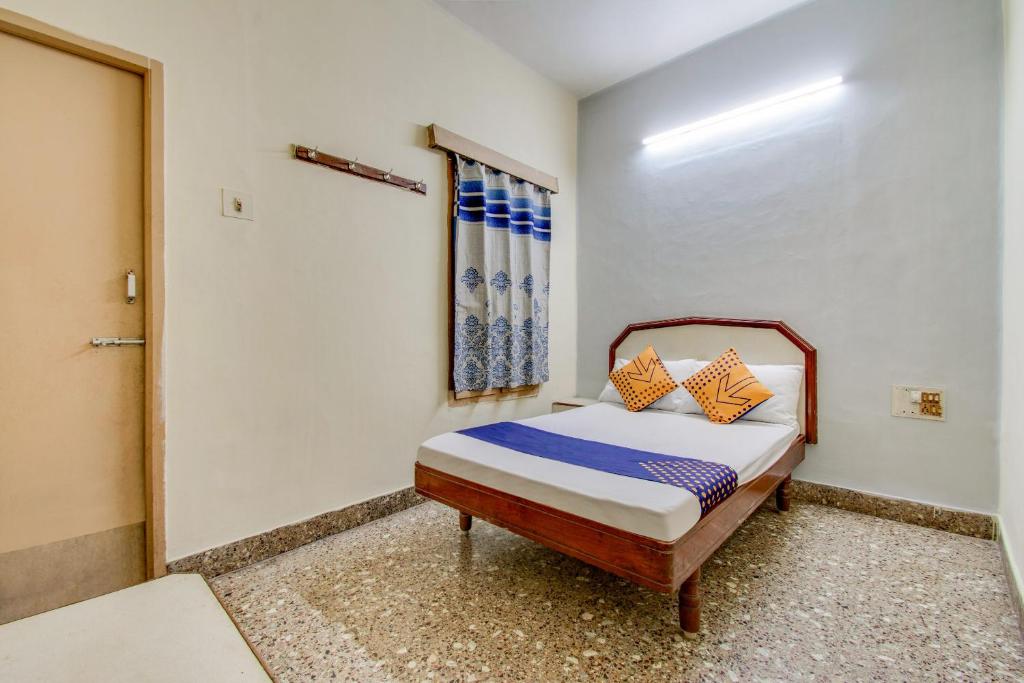 Postel nebo postele na pokoji v ubytování Hotel O New Aiswarya