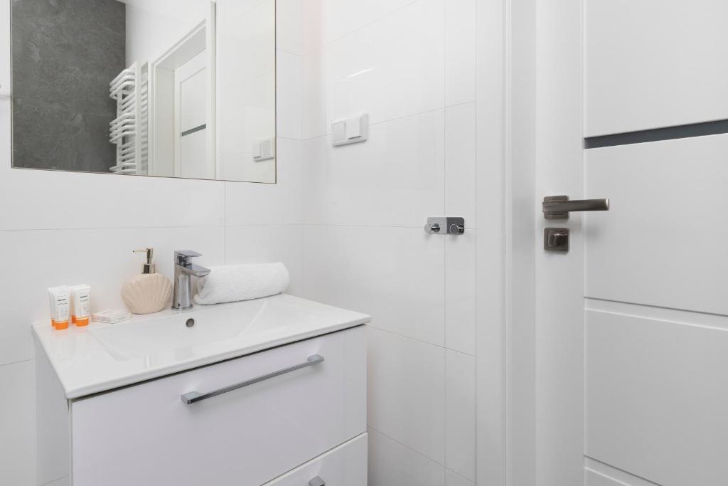 Kúpeľňa v ubytovaní Apartament z widokiem na morze obok Parku Millenium w Gdańsku by Noclegi Renters