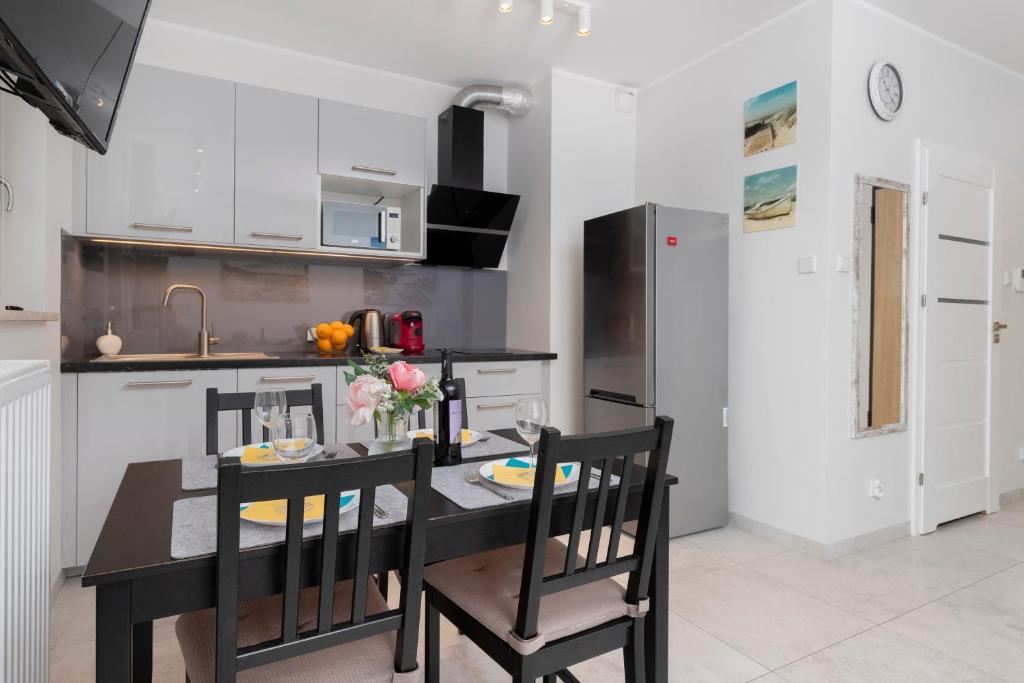 Kuchyňa alebo kuchynka v ubytovaní Apartament z widokiem na morze obok Parku Millenium w Gdańsku by Noclegi Renters