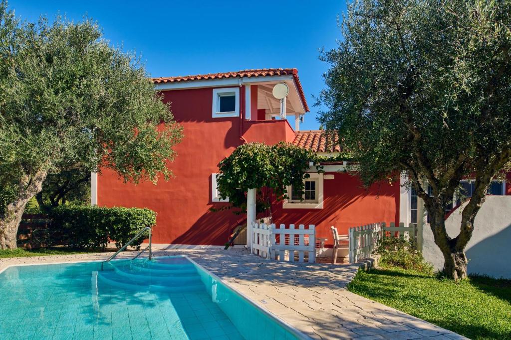 Bazén v ubytování Villa Ariadne Periyali nebo v jeho okolí