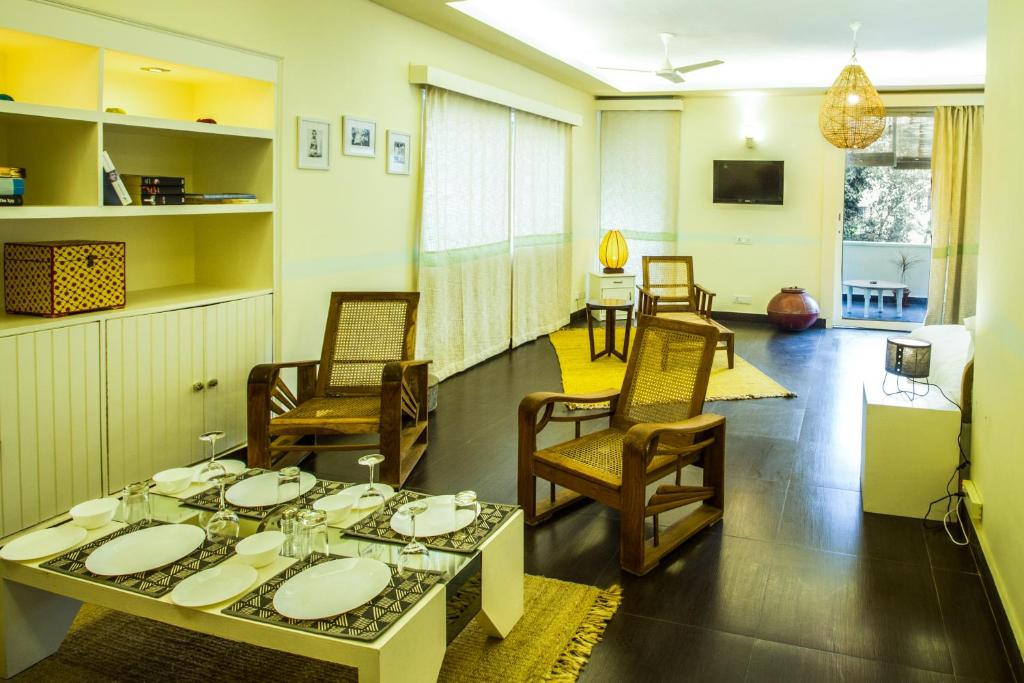 TV a/nebo společenská místnost v ubytování Anara Service Apartments - Greater Kailash Part II