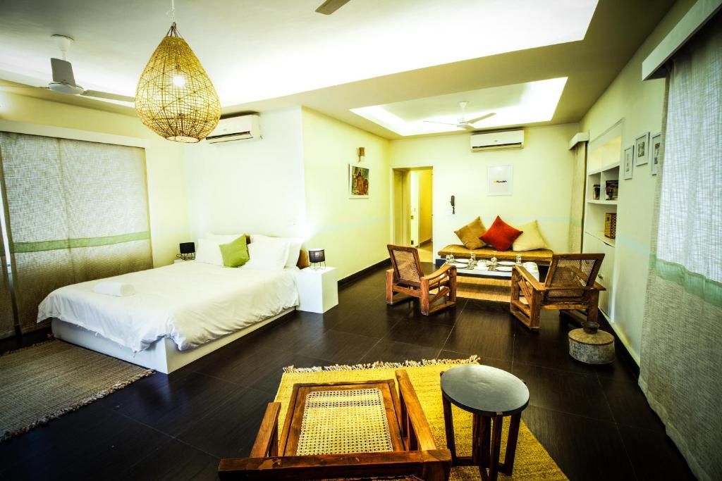 Кровать или кровати в номере Anara Service Apartments - Greater Kailash Part II