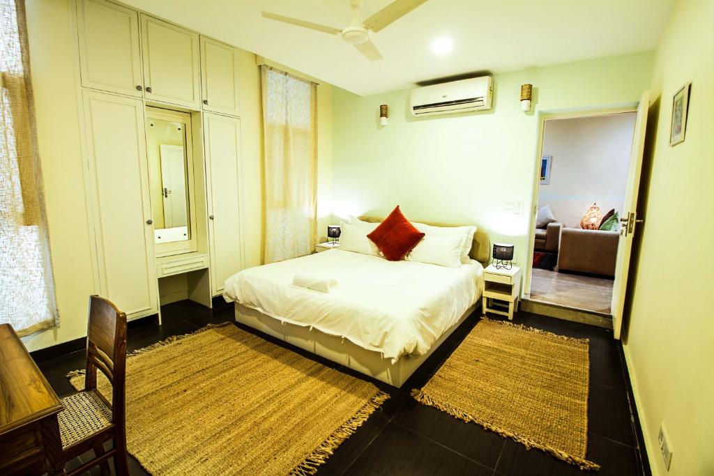 Postel nebo postele na pokoji v ubytování Anara Service Apartments - Greater Kailash Part II