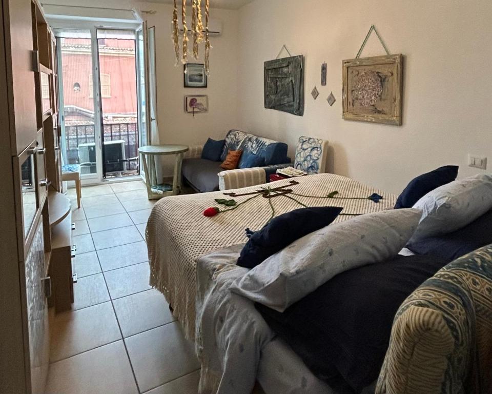 Un dormitorio con dos camas y una sala de estar. en Movidart house, en Gaeta