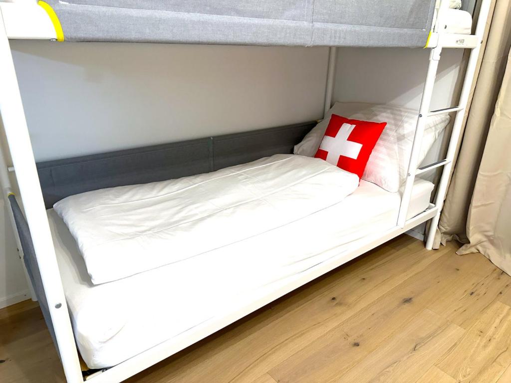 Postel nebo postele na pokoji v ubytování SwissHut Modern 5min Interlaken West Station - Apart. Rugen 1